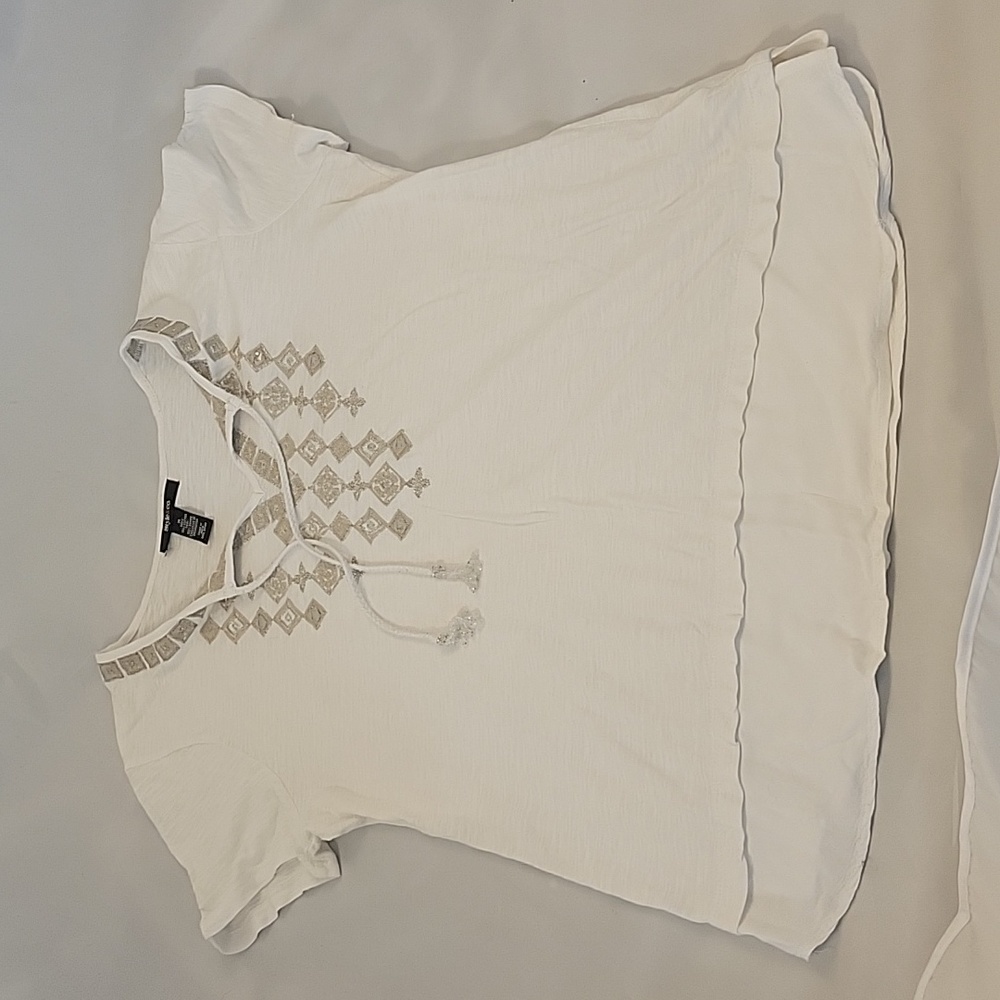 White Style & Co top. Rayon. Lightweight, mirror accents. Like new. Size M.